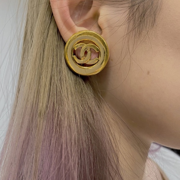 Chanel gold double C logo Earrings - Picture 2 of 9